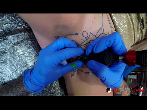 ❤️ Extreem getatoeëerde hottie Sully Savage kreeg een tatoeage op haar clitoris Fuck video at porn nl.extratorrents.top ☑